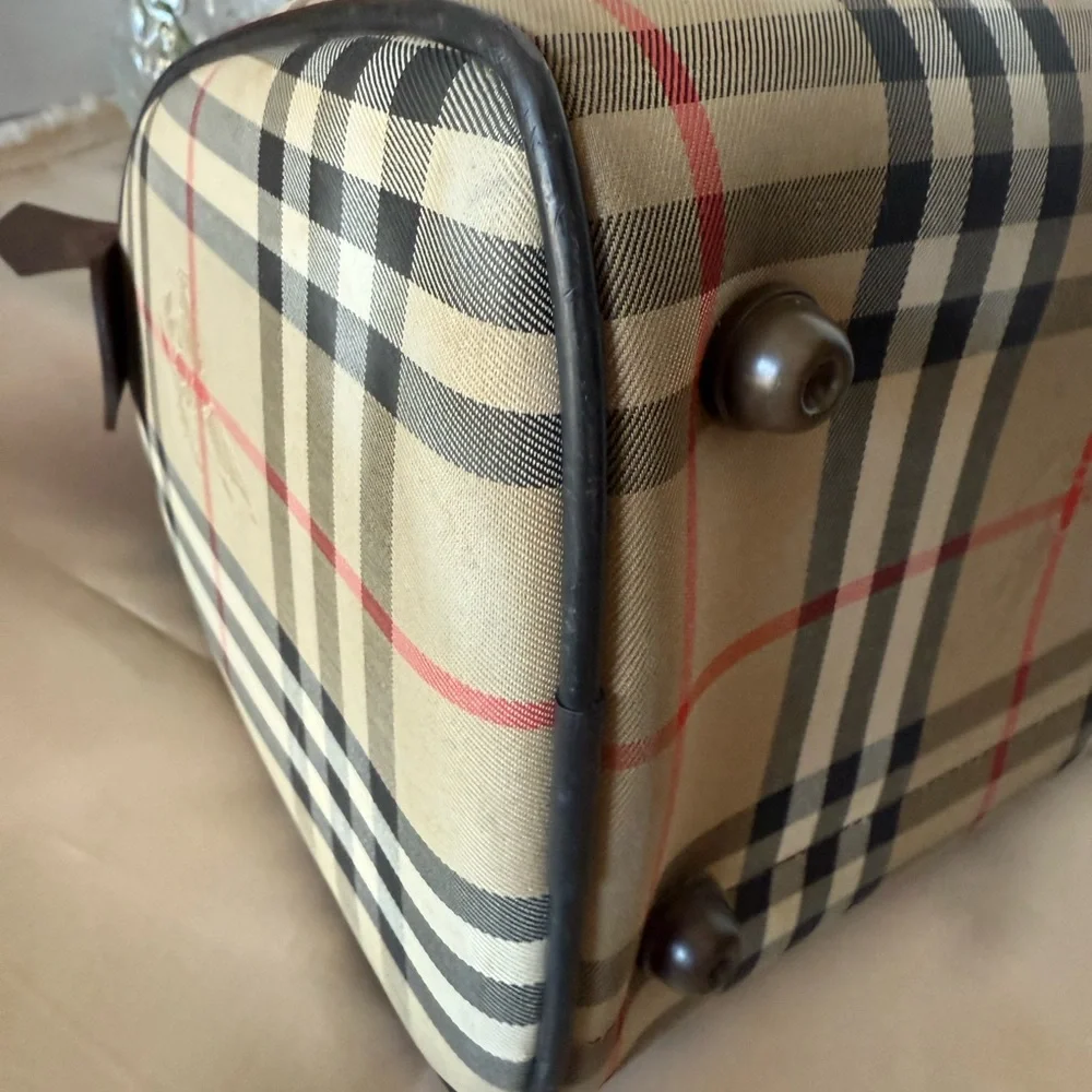 Burberry Boston Medium Size. - Picture 12 of 17
